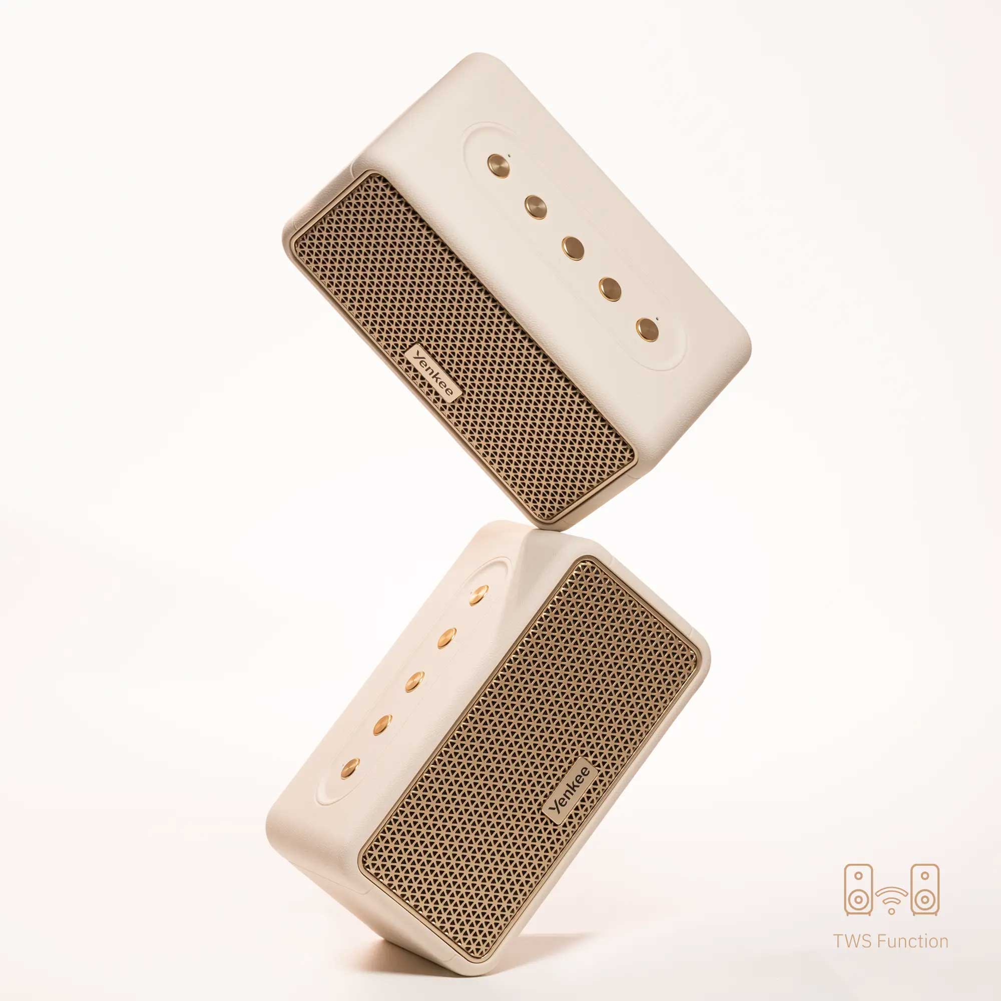 <strong>Surround sound with stereo effect</strong>